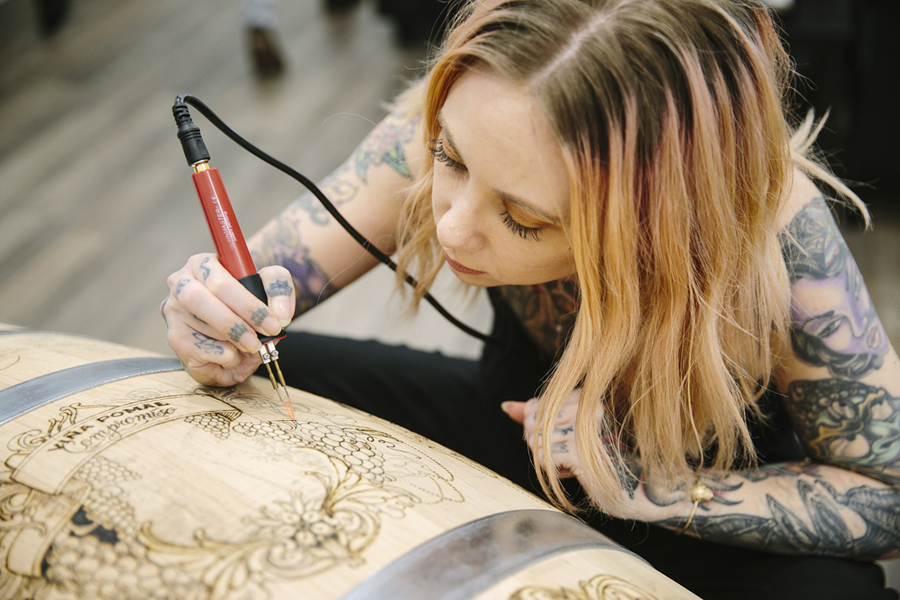 La tatuadora norteamericana Megan Massacre trabajando en el grabado de su barrica.