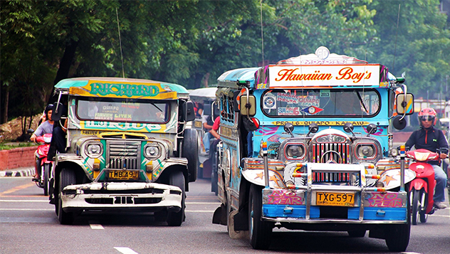 Los jeepneys, los coloridos minubuses de Manila.