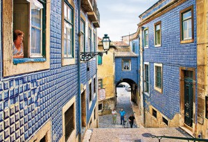 El barrio de Alfama es conocido por sus fachadas recubiertas por bellos azulejos