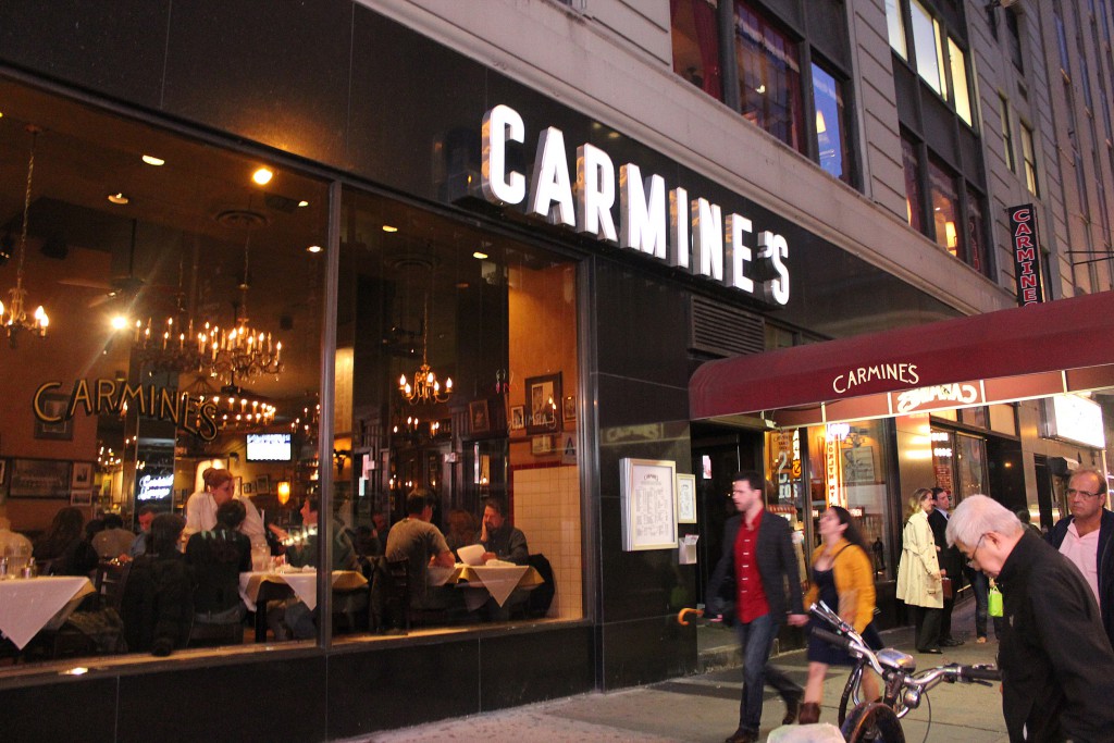 Entrada del restaurante Carmine's en Nueva York, conocido por sus grandes raciones e influencia italiana
