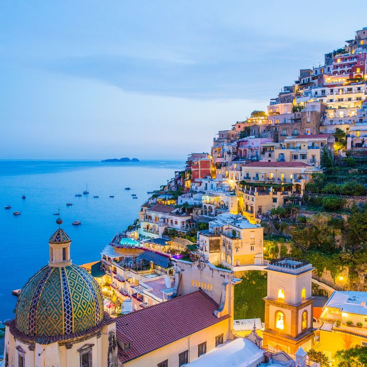 Positano es uno de los pueblos de la costa italiana desde la que contemplar una puesta de sol que emana paz y tranquilidad