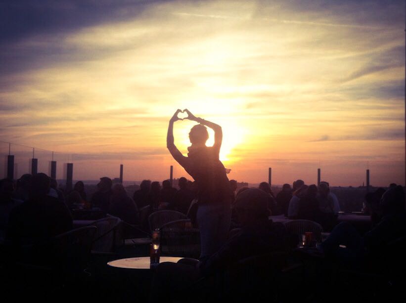 Patricia Pepperell disfrutando de una puesta de sol en la ciudad de los rascacielos