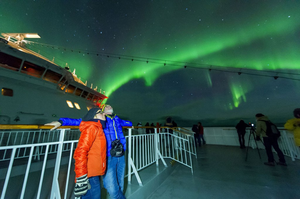 En barco por las costas del norte de Noruega para observar las mágicas Luces del Norte