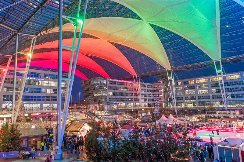 El espacio entre terminales, Munich Airport Center Forum, es donde se celebra el mercado navideño. Foto: © Munich Airport