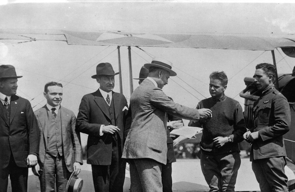 Pilotos recibiendo de Hamilton sus relojes el 15 de mayo de 1918