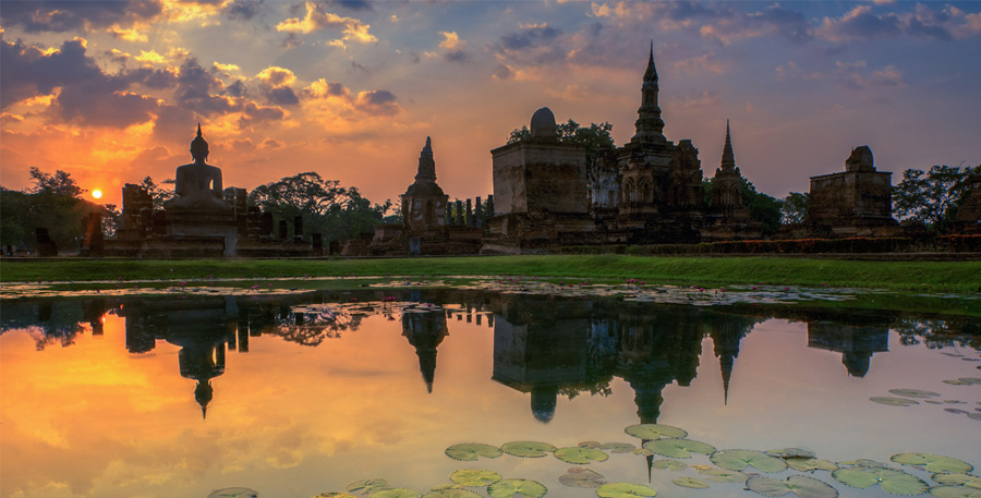 Uno de los templos del parque histórico de Sukhothai