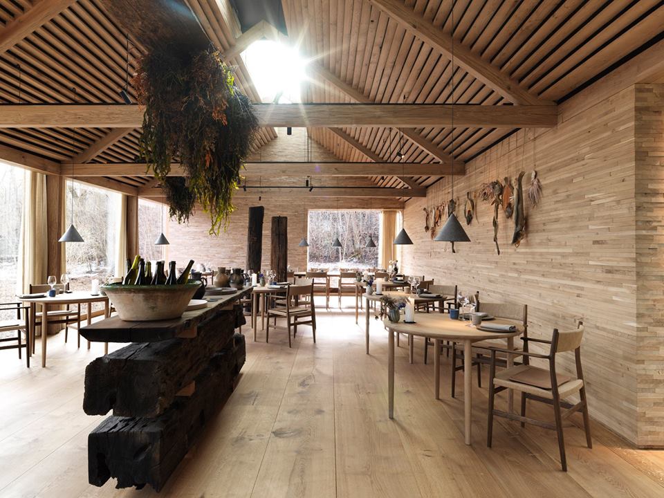 La madera es el material predominante en el comedor del restaurante. El proyecto es obra del arquitecto Bjarke Ingels.