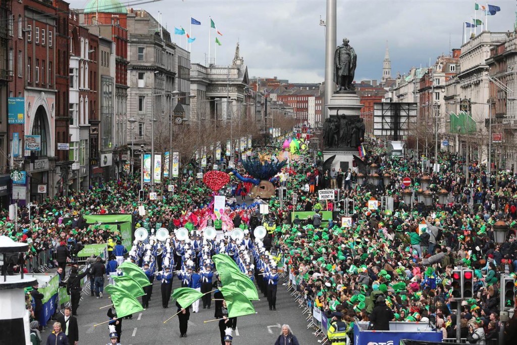 Desfile a su paso por O’Connell Street, la arteria principal de Dublín.