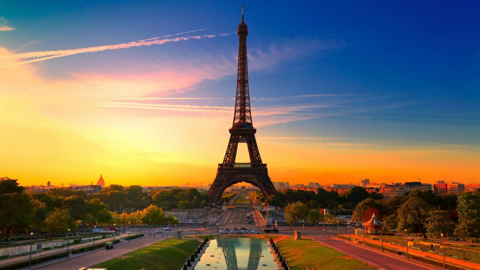 Contemplar la Torre Eiffel, inevitable e imprescindible. 