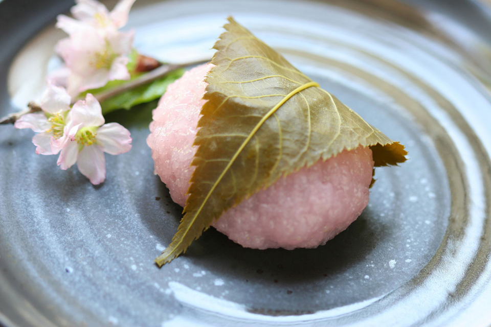 Con la llegada de la primavera, las pastelerías japonesas venden los dulces “Sakuramochi”.