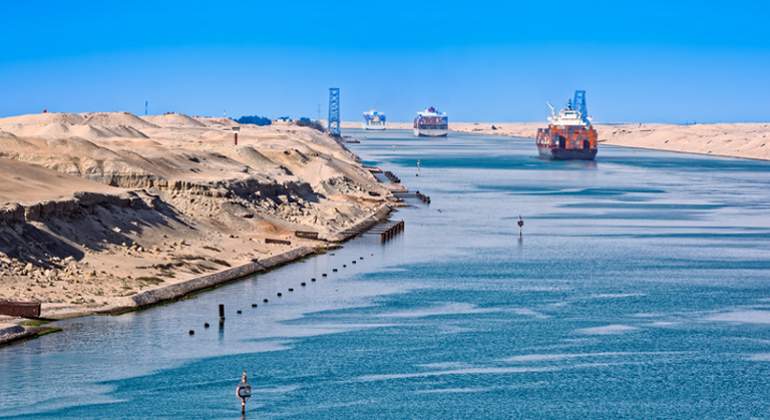 El Canal de Suez es vía artificial de navegación más larga del mundo.
