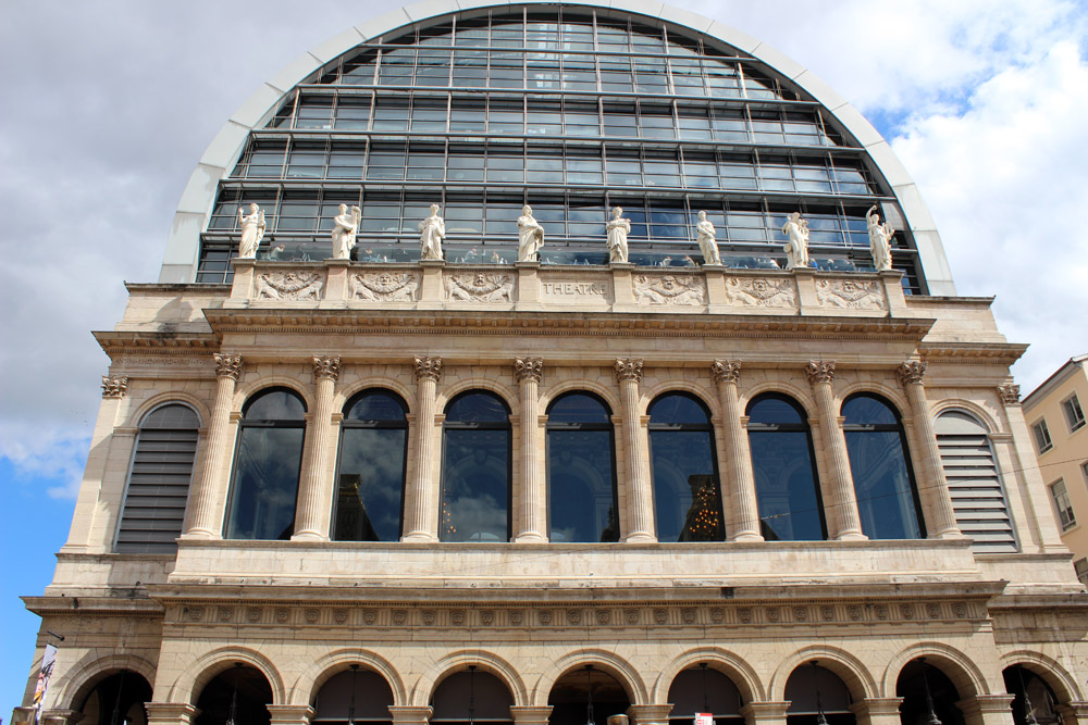 Parte superior de la fachada del edificio de la Ópera.