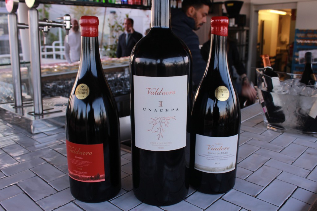 Tres de los vinos emblemáticos de Bodegas Valduero.
