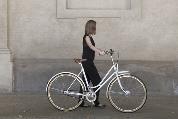 La expresión minimalista y la artesanía danesa le confieren este aspecto a la bicicleta. 