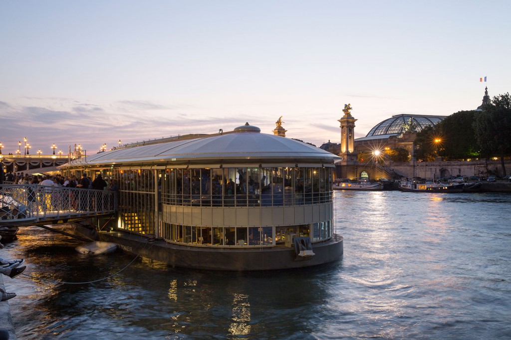 La barcaza de Rosa Bonheur está situada junto al puente Alexandre III y frente al Grand Palais de los Campos Elíseos.