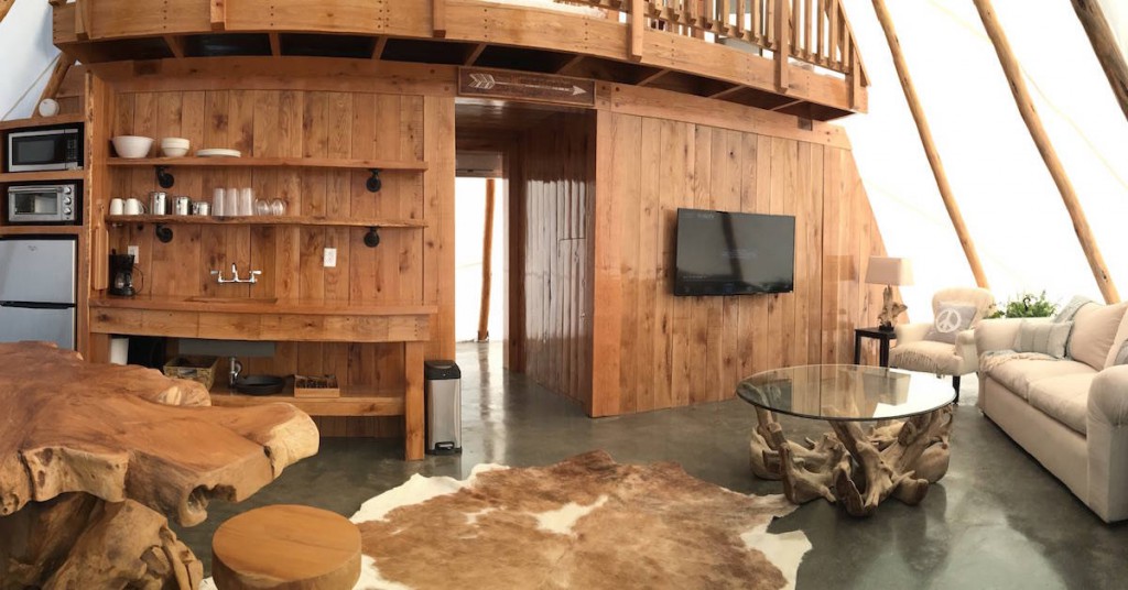 Además de la característica lona de los tipis, paredes y muebles de madera y alfombras de piel de vaca ambientan de lo más yankie a esta estancia.