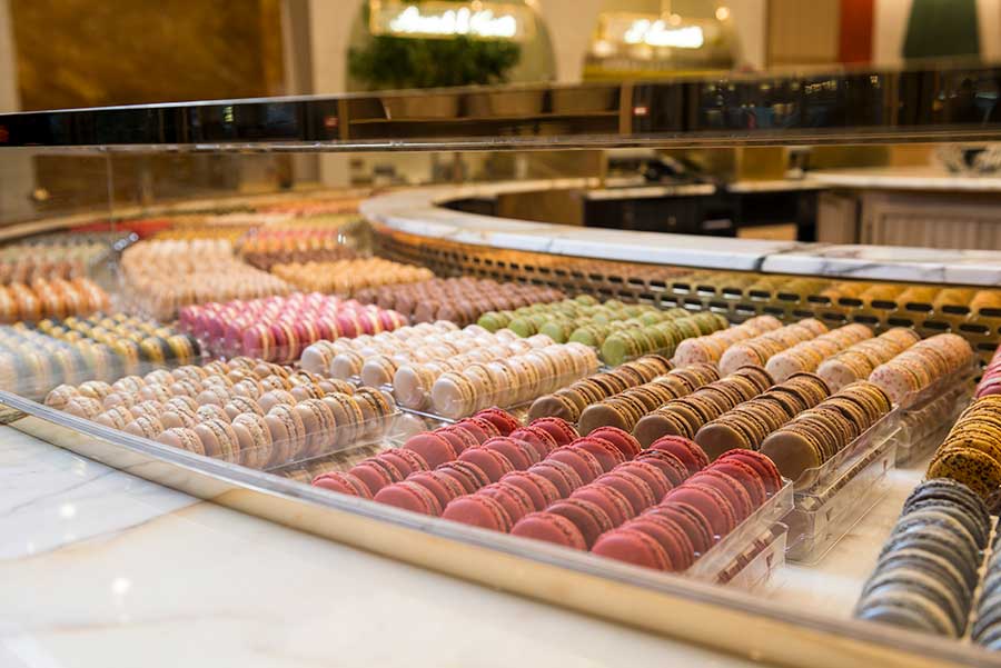 Despliegue de colores y sabores en la barra de macarons de 86Champs, local de uno de los grandes de este dulce, Pierre Hermé.