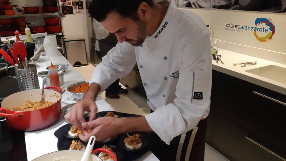 En la presentación en Madrid, el chef Nauzet Santana, del Restaurante El Risco de Famara, preparando su plato de guiso de potas con arvejas.