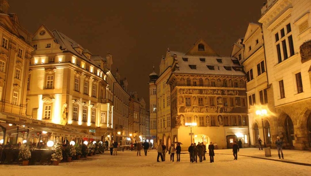 Pasear por las calles de Praga por la noche, pese al frío, es toda una satisfacción. 