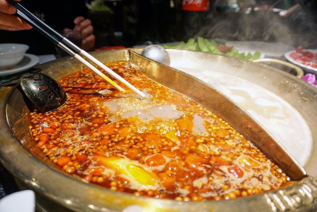 Siendo el hot-pot el principal plato de sus menús de los más de 50.000 restaurantes de comida rápida, Chongqing es la “ciudad de la olla caliente de China”.