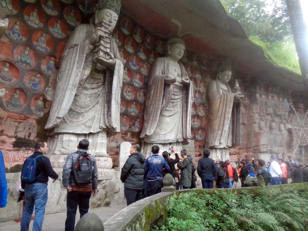 Una de las series de esculturas religiosas tallaldas en la roca en Dazu.
