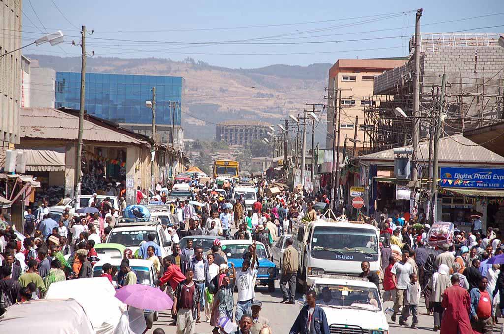 La red de calles y avenidas asfaltadas en Addis Abeba crece de forma rápida. El asfaltado de una calle es un orgullo para los vecinos del barrio.
