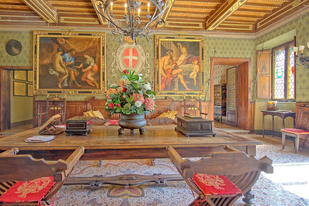 Inmensas pinturas, techos altos de madera y piezas antiguas de mobiliario para que el inquilino entre un viaje sensorial aristócrata.
