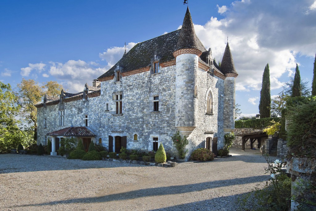 Un château con las características torres redondas a cada lado con tejados puntiagudos.