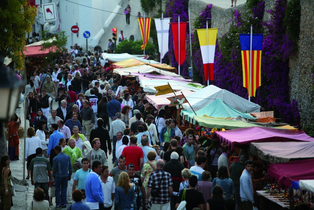 Los tenderetes del Mercado Medieval por el casco histórico de Ibiza.