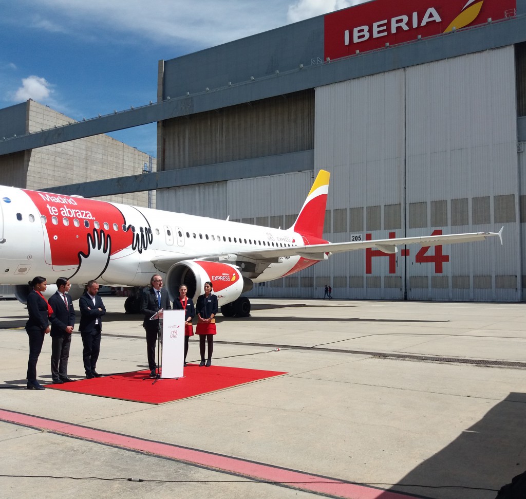 La presentación del nuevo avión se ha realizado esta manaña en los hangares de la aerolínea en La Muñoza, junto al aeropuerto de Madrid.