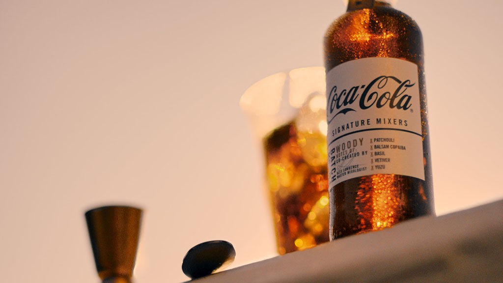 Coca-Cola reinterpreta el concepto de tónicas premium de las ginebras lanzando “Coca-Colas premium” para ron y whisky.
