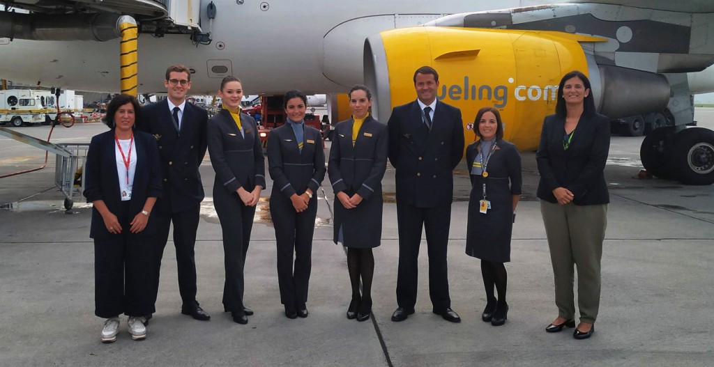 La tripulación de Vueling que atendió el vuelo inaugural Florencia - Bilbao posa junto a la directora del Aeropuerto de Loiu, Cristina Echeverría y la Airport Manager de Iberia Airport Services, Laura Montalbán. 