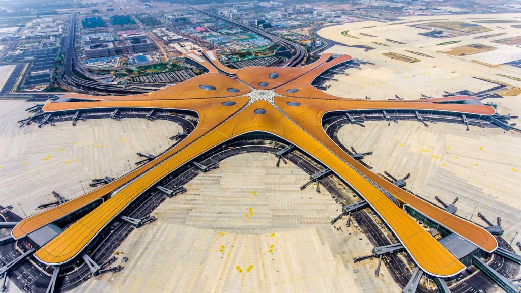 Por sus cinco muelles con puertas de embarque, los medios de comunicación chinos se han referido al aeropuerto como una “estrella de mar”.