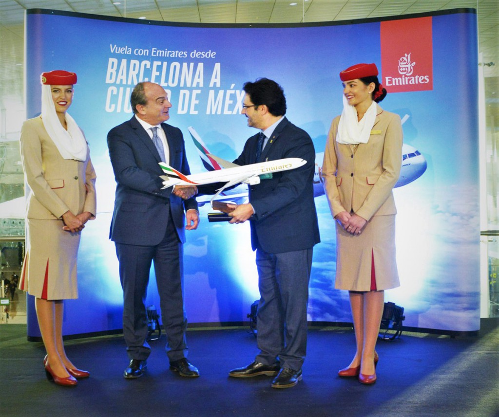 Acto de inauguración del vuelo entre Barcelona y Ciudad de México. El vicepresidente senior de operaciones comerciales de Emirates en Europa y un miembro de las autoridades locales.