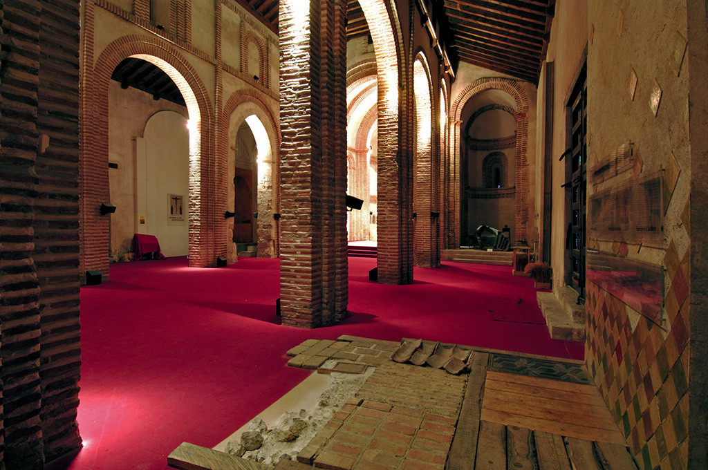 Construida en el siglo XII, fue escenario del matrimonio celebrado entre Pedro I de Castilla con Juana de Castro. 
