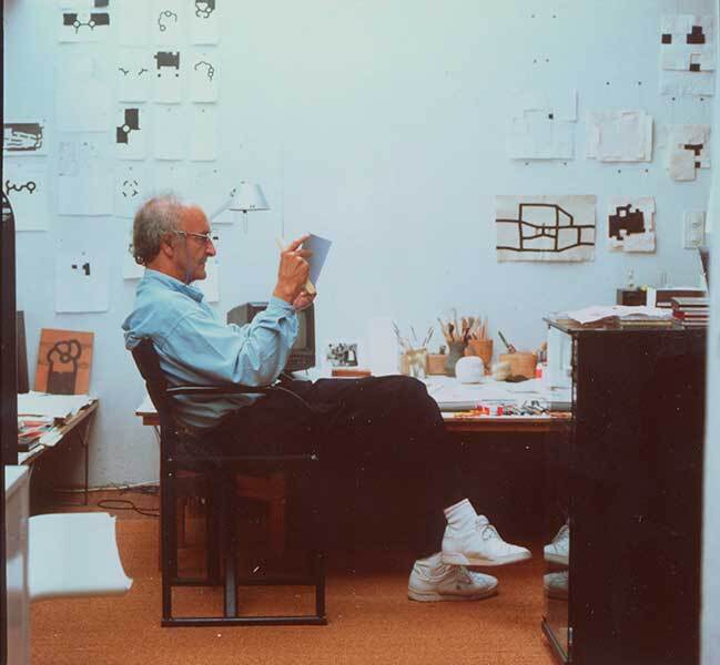 Eduardo Chillida en su estudio de Ingeborg, 1990. Foto: Jesús Uriarte