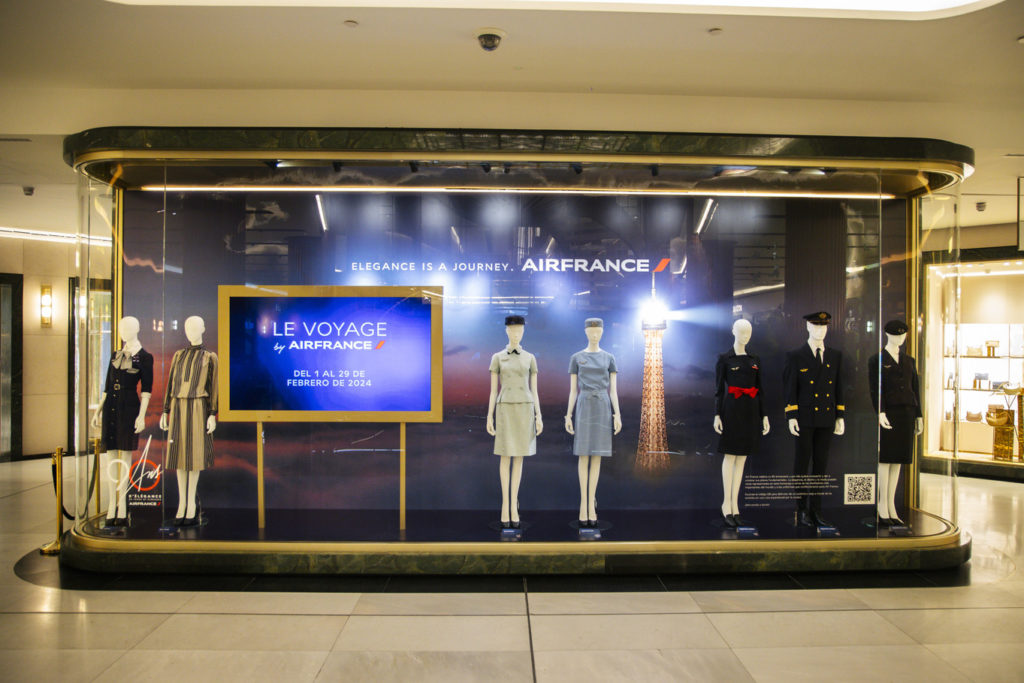 Exposición de uniformes históricos de la Air France en la Galería Canalejas de Madrid.